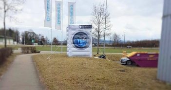 Riesen-Waschmaschine bei Kaufsignal in Spreitenbach
