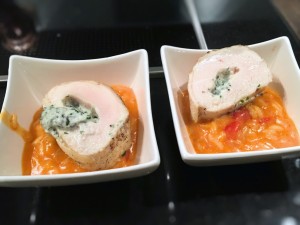 Gefüllte Poulebrust Kräuter Ricotta auf Tomaten Risotto