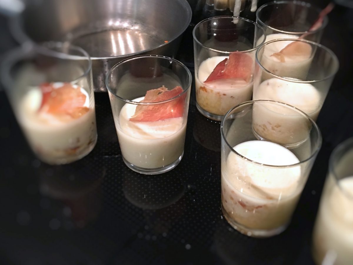 Sellerie Schaum Suppe mit Apfel Calvados Tatarar und Speck Chip - Ihr ...