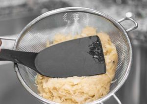 Sauerkrautfladen mit geräucherter Forelle